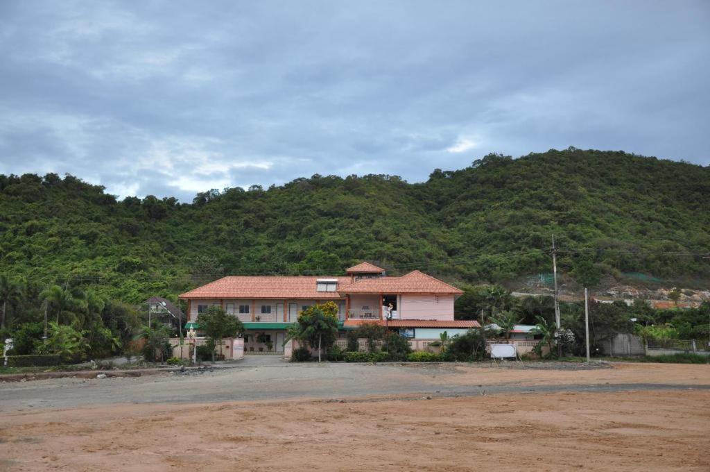 Wattana Hill Resort Sattahip Extérieur photo
